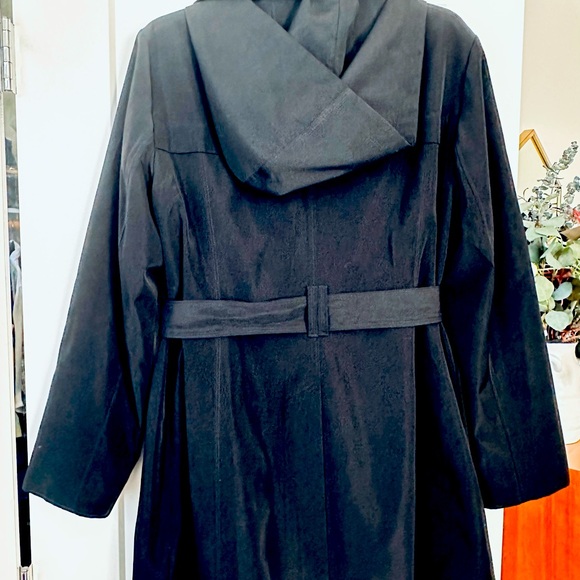 London Fog Black trench coat with lavender lining,hood in size large.Length 36i - Picture 5 of 8